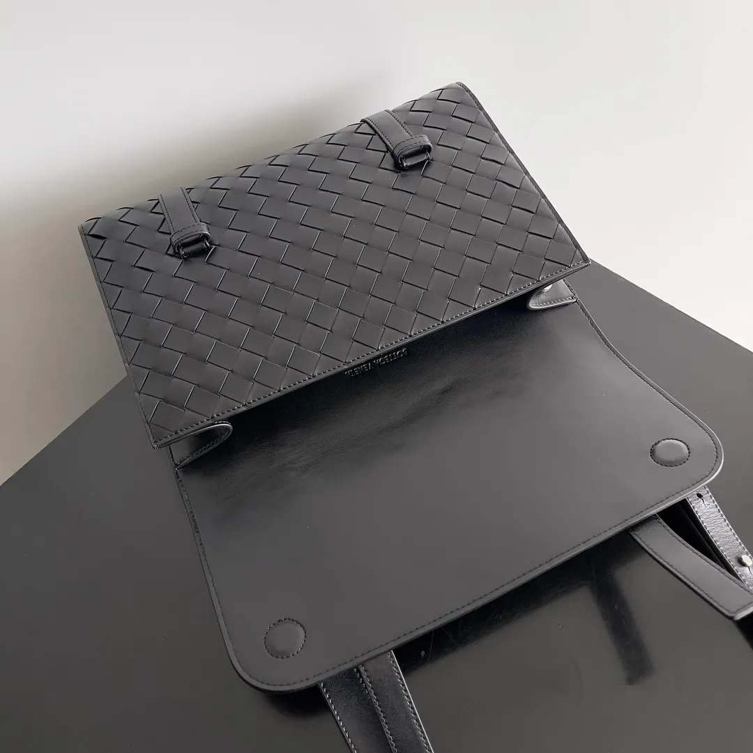 Batch 1960 BOTTEGA VENETA 2025 new product PICCOLO PORTFOLIO men's briefcase is officially shipped. BV's briefcases have always continued the simple and elegant design, and this time is no exception. The difference is that the overall shape of this briefcase is free and youthful, which reduces a lot of seriousness and creates a relaxed atmosphere. The small size can also be worn cross-body, which is very convenient for elites who do not need to carry many items when going out. The open-top design is more simple. It comes with two open small compartments and a large zippered compartment. It can be stored in an orderly manner anytime and anywhere, and the items carried in the bag can be clearly seen at a glance. Style number: 815785 Size: 30*21*6.5cm